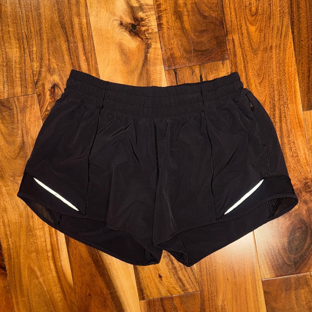 Lululemon Low rise hotty hot shorts 4in size 8